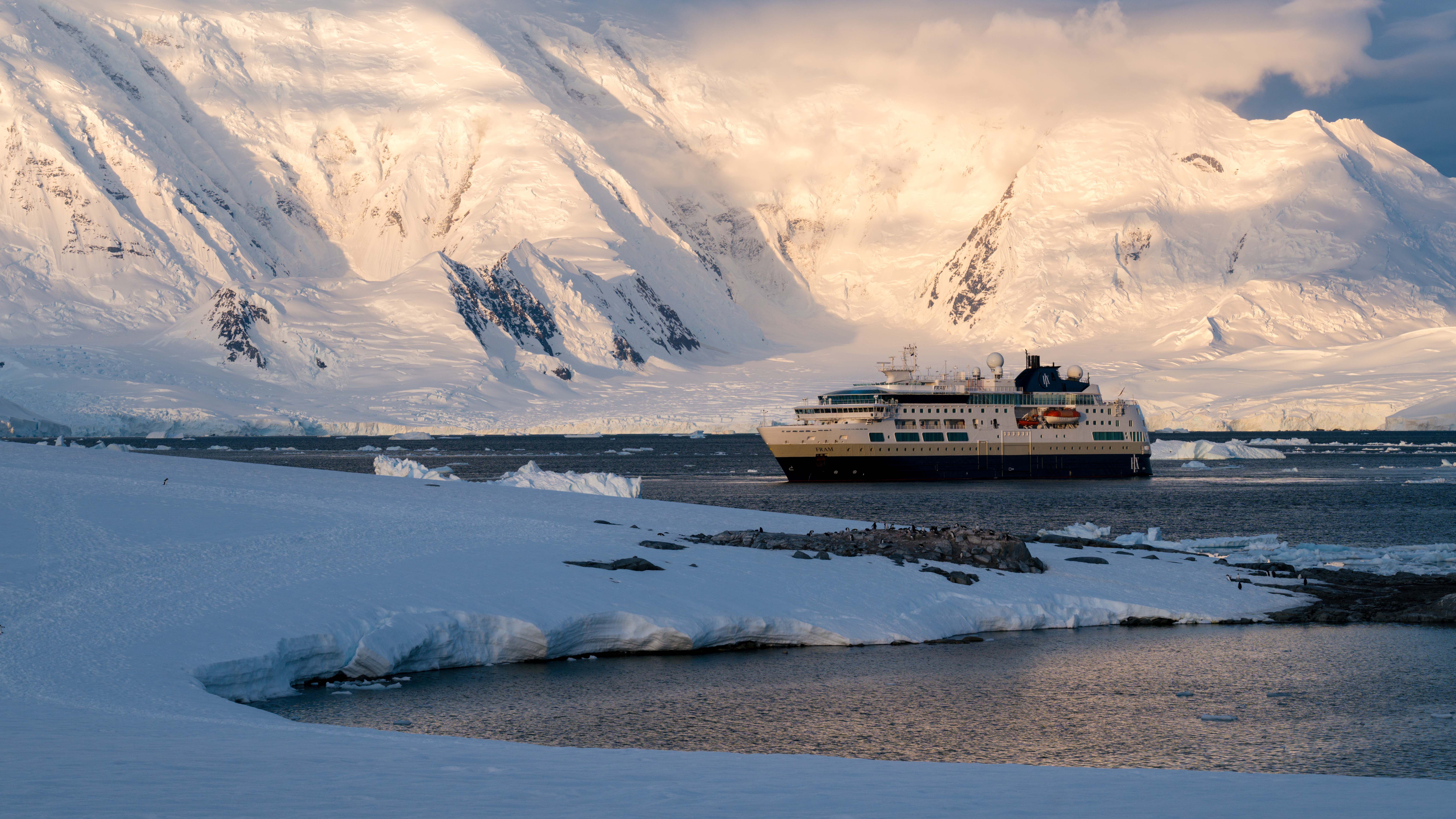 20251221_Antarctica_Damoy_YuriChoufour-02569.jpg